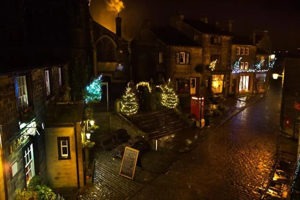 Haworth Prime Location 3 Bedroom Duplex Apartment