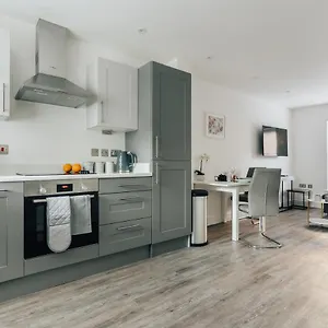 https://central-2-double-bedroom-flat-with-parking.tophotelsbath.com