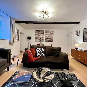 https://superbly-located-2-bedroom-luxury-apartment.tophotelsbath.com