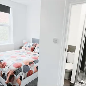 https://private-room-in-modern-house-near.hotelsin-nottingham.com